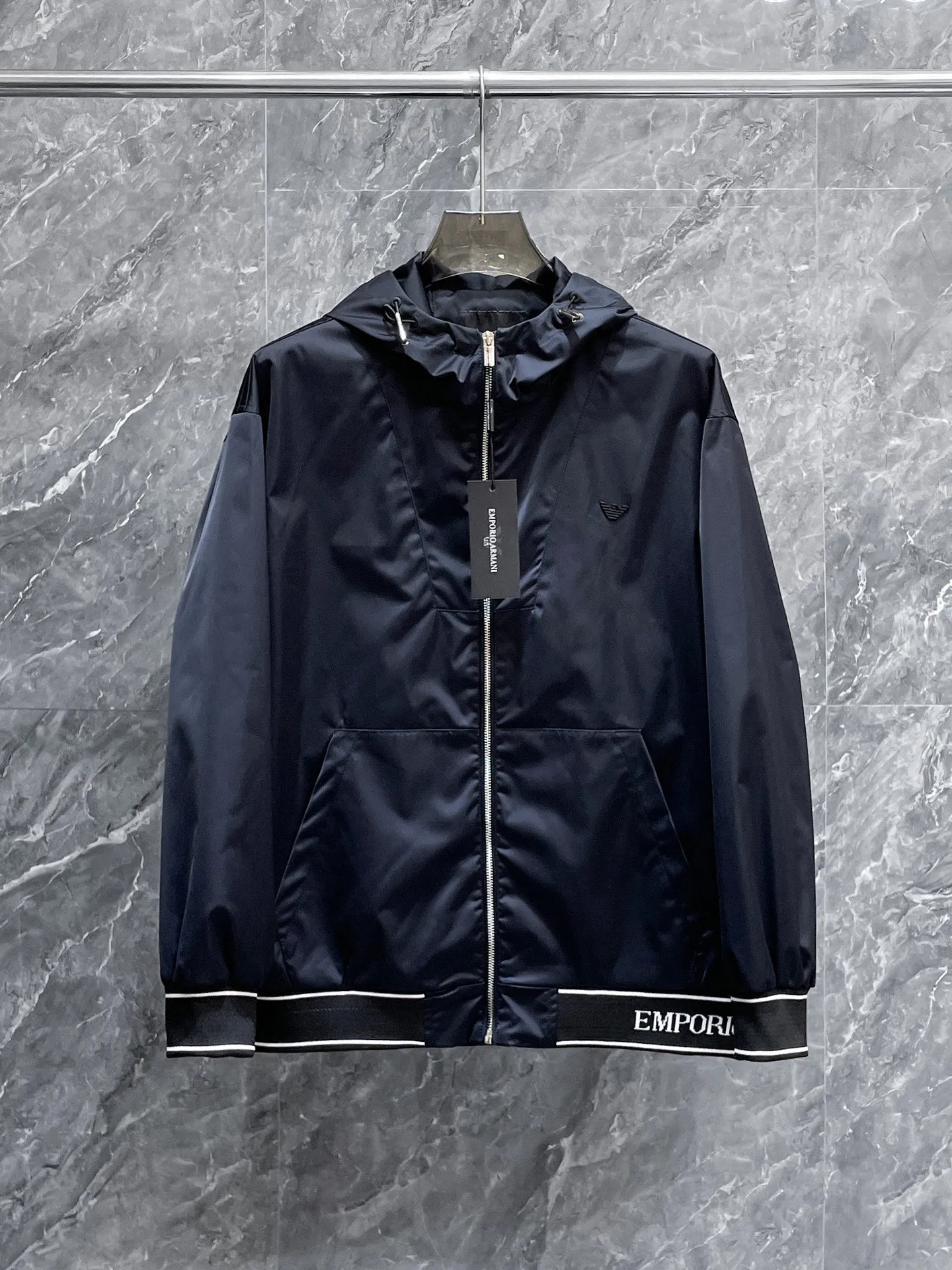 Armani official website Same Style, complete with three labels, on sale in advance. 2026 Autumn and Winter New Arrival men's jacket, Original with complete three labels, Premium version. Custom-made fabrics at the counter. Breathable, high comfort, impeccable details, brand element design concept, reflecting high quality. It feels delicate and soft, presents a casual cut, and has a great upper body shape. Sizes: M～3XL